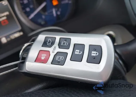 2018 Toyota Sienna Xle Premium 8 Passenger z USA, uszkodzony, nr VIN 5TDYZ3DC2JS957419